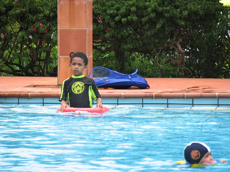Antigua_Vacation_293-ed.JPG - If they could, Ch� and Willow woud never come out of the water :-)