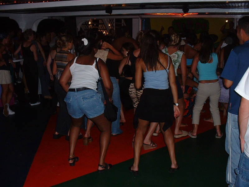 Aruba_038.JPG - All the ladies on the dance floor!
