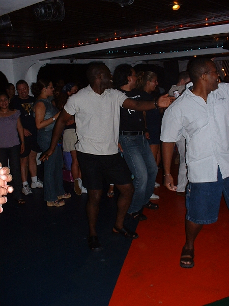 Aruba_040.JPG - Now all the no-rhythm-can't-follow-simple-instructions men on the dance floor!