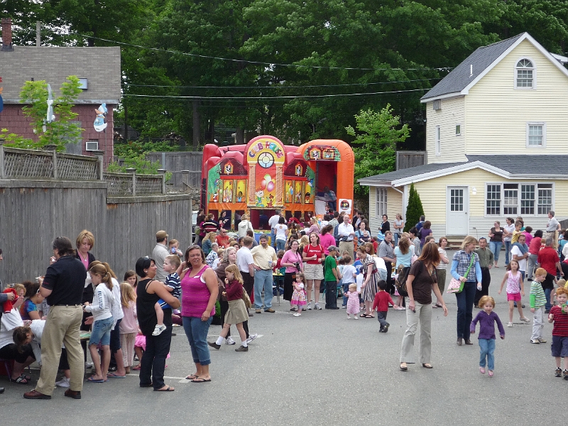 Family_Fun_Day_001.JPG - Family Fun Day begins at Mikayla's Daycare.  Looks like a good turnout!