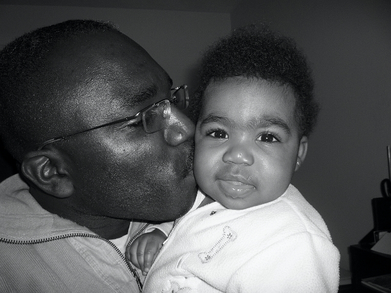 more_stylin_151.JPG - Drool Queen gettin' another kiss from Daddy
