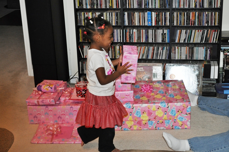 Ms_4th-Bday_012.JPG - Time to open gifts!