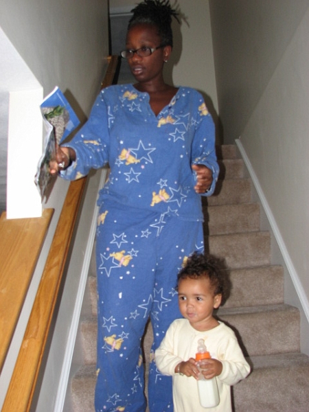 Auntie_Lois_Visit_039.JPG - Lois and Willow getting used to the stairs.  What's for breakfast?