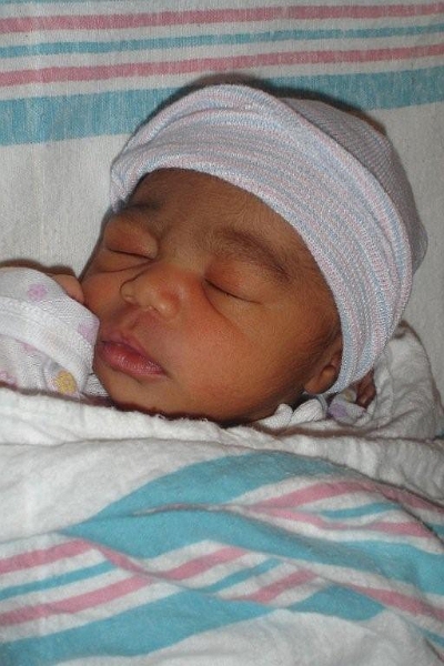 More_Mikayla_001a.jpg - This pic was taken by her Auntie Kelly a few days after birth.  Uncle Rap "borrowed" the next four pics (and a few others) from Uncle Thad and Aunt Kelly :-)  If anyone has any they want to send our way, I'd love to see them.