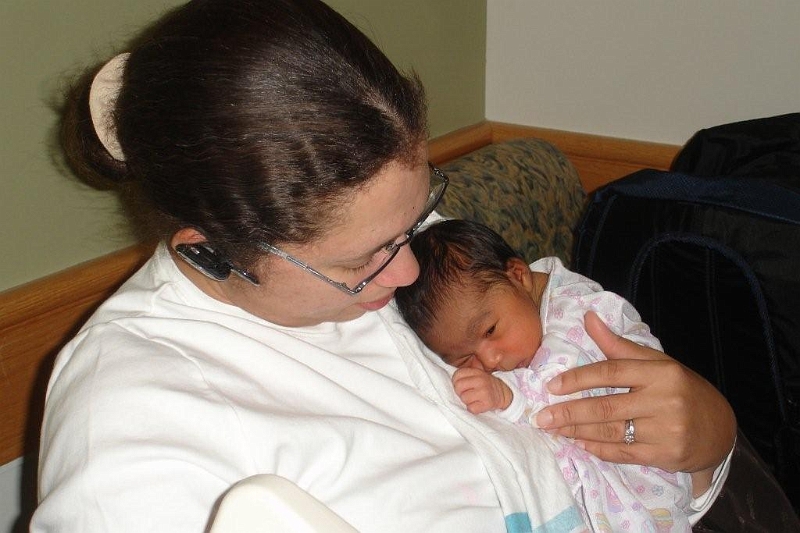 More_Mikayla_001c.jpg - Auntie Kelly introducing herself to Mikayla for the first time.