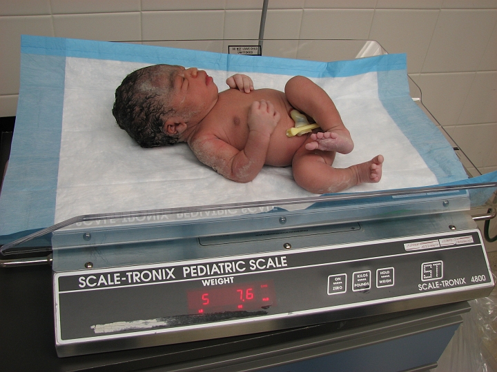 Mikayla_s_Birth_016.jpg - ...or 5lbs 7.6ozs if you don't like the Metric system.  She was 17inches long.