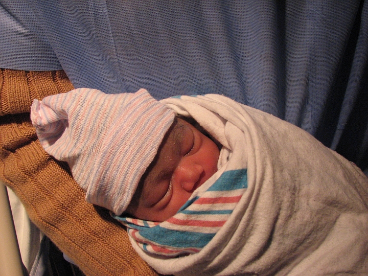 Mikayla_s_Birth_045.jpg - Under that hat is a mess-o-hair