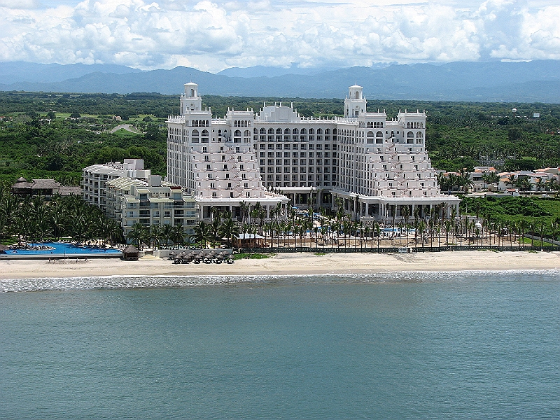 Puerto_Vallarta_170.JPG - VIew of a yet-unfinished resort going up.  It's design is so austere, we thought it might be some high-end hotel.  None of the "fun" architecture we're used to seeing.