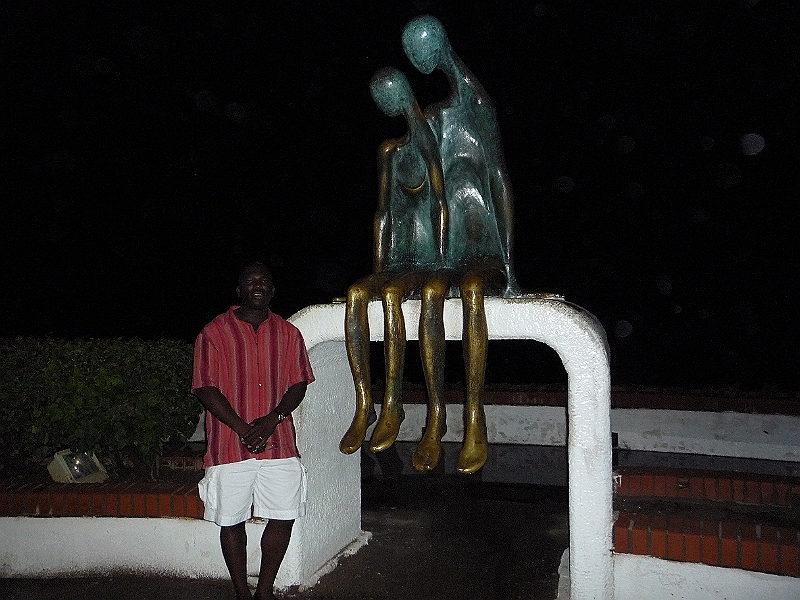Puerto_Vallarta_257.JPG - Lots of bronze statues along the way...